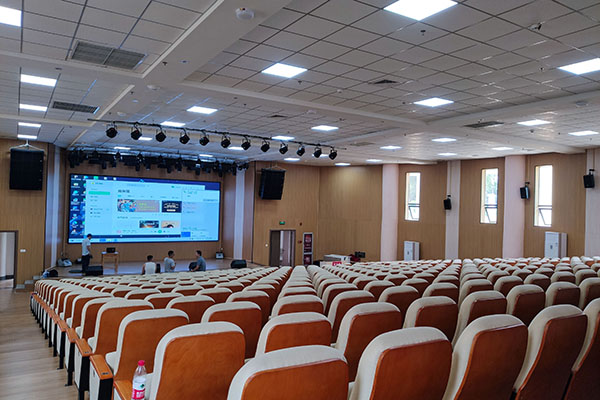 河源市福星中学多功能厅采用丝瓜成版人app下载双12寸线阵丝瓜成年app视频系统